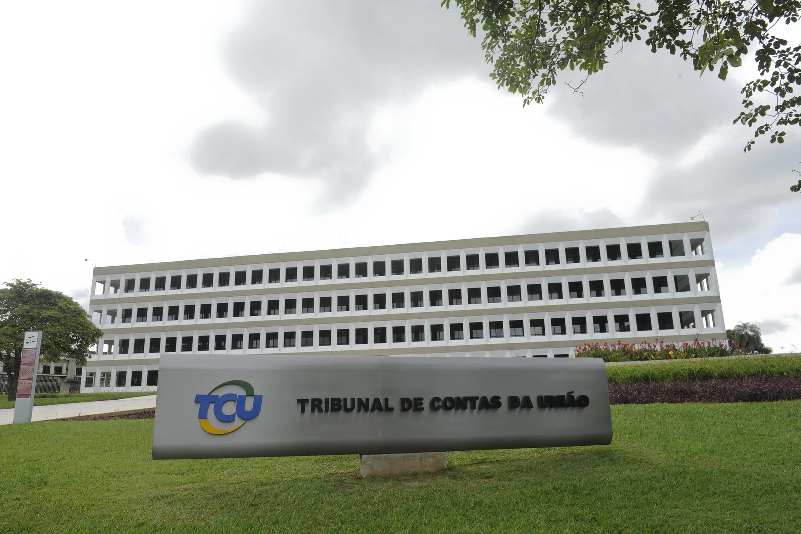 Sindicato aciona o TCU contra a manobra do BB que amplia jornada de Assessores
