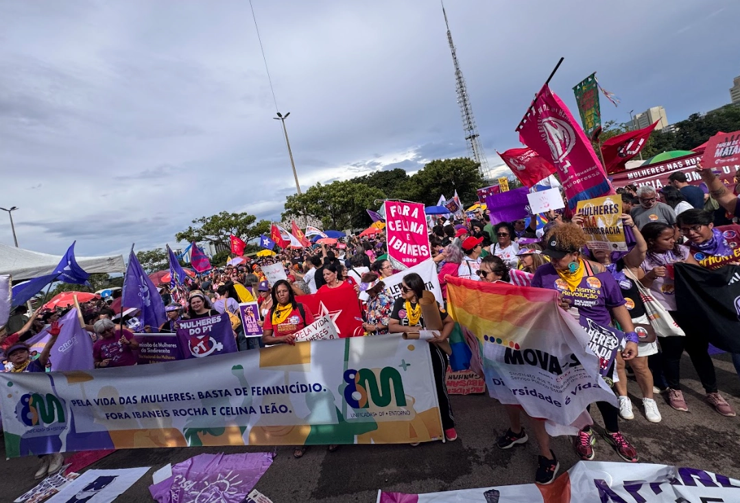 “Parem de nos matar”: mulheres vão às ruas contra a violência no 8 de Março