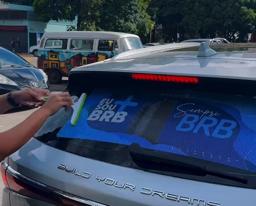 Sindicato realiza “adesivaço” e reforça mobilização em defesa do BRB. Participe!