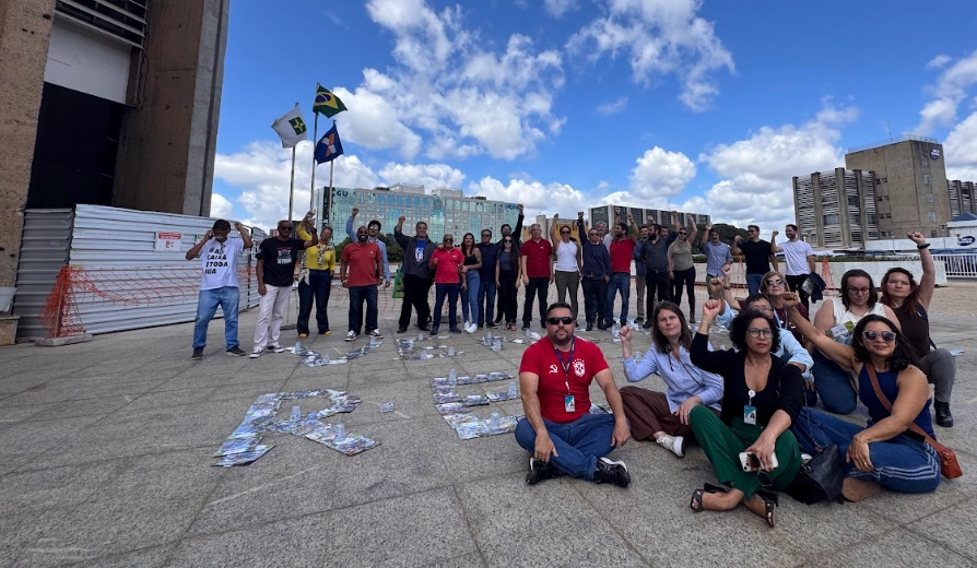 Vendeu, recebeu: Empregados queimam figurinhas em protesto contra o Super Caixa