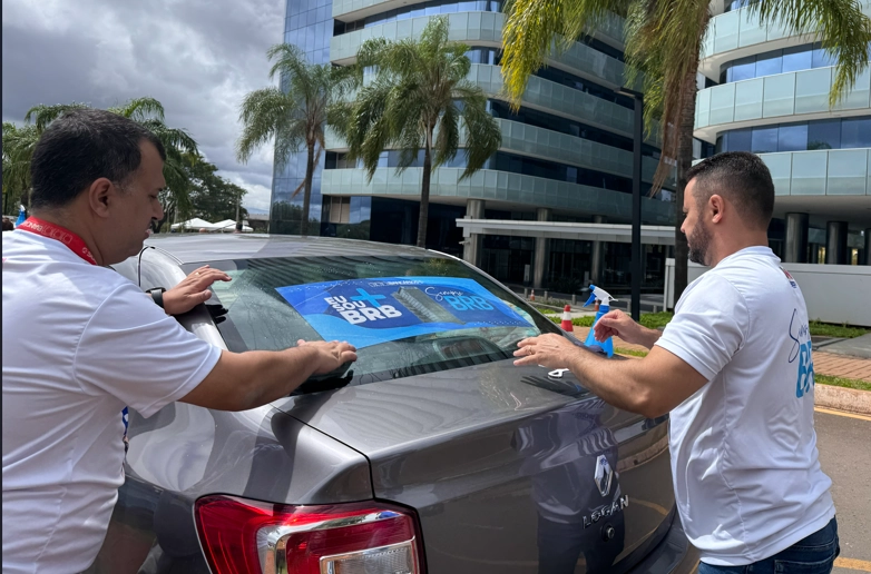 Bancários realizam adesivaço em defesa do BRB