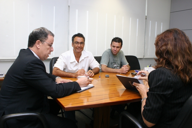 Sérgio Augusto, diretor do BRB, e os diretores do Sindicato André Nepomuceno e Antonio Eustáquio, em uma das discussões sobre PCS