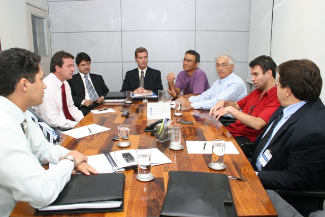 Da esquerda para a direita: Sandro Souza (BRB), Eloir Coggliati (diretor do BRB), Romes Ribeiro (BRB Clube), Pedro Caixeta (BRB Clube), André Nepomuceno (secretário-geral do Sindicato), Luís Oliveira (AFABRB), Antonio Eustáquio (diretor do Sindicato) e Alair Vargas (BRB)
