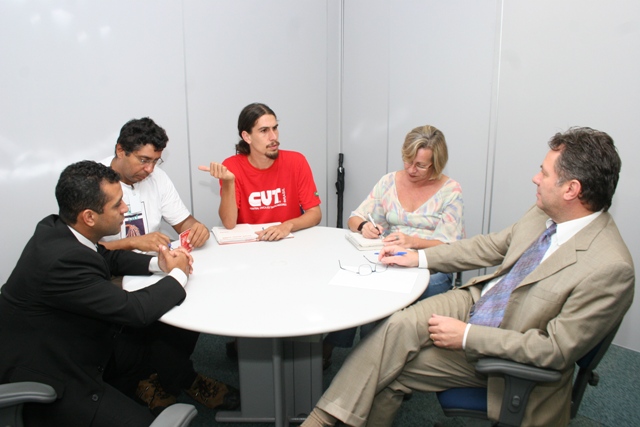 Em sentido horário: os diretores do Sindicato Eduardo Araújo, Jeferson Pinheiro e Rafael Zanon, acompanhados da assessora da entidade Resula Bonfim, e o gerente geral da CSO, Marcos Moser