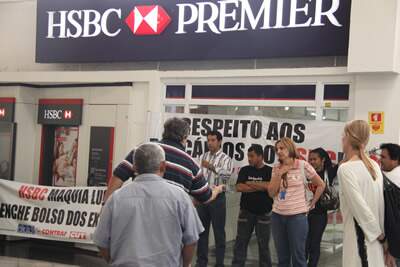 cedoc-20102009_dia_de_luta_no_hsbc_-_fotosguina_29.jpg