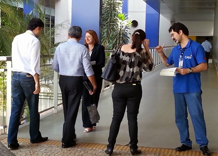 Crédito: Seeb Brasília - William e Mirian distribuem boletim no Sede IV, centro de tecnologia do BB