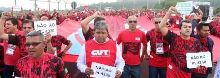 Metalúrgicos fazem passeata até o aeroporto de Cumbica, em Guarulhos