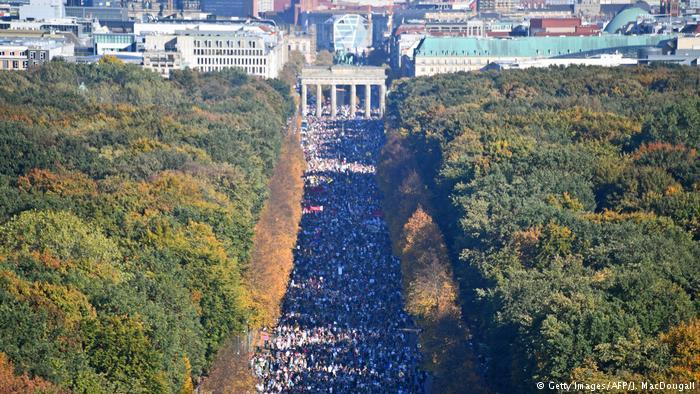 Segundo organizadores, cerca de 240 mil pessoas foram Ã  marcha