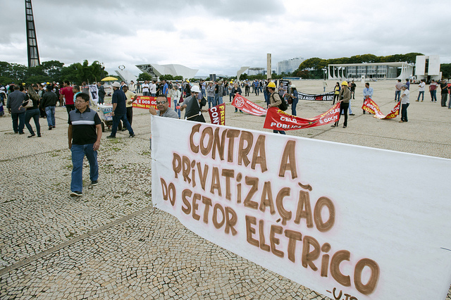 Trabalhadores do setor elÃ©trico protestam contra venda de distribuidoras de energia pela Eletrobras, em frente ao PalÃ¡cio do Planalto - CrÃ©ditos: Marcelo Camargo | AgÃªncia Brasil