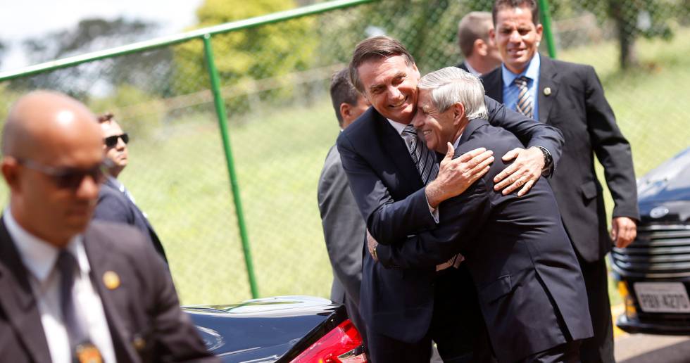 Bolsonaro abraÃ§a Heleno, ministro do GSI.